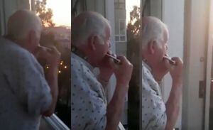 ¡Emotivo! Abuelito con alzheimer toca la armónica en su balcón y piensa que le aplauden