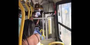 VIDEO. Patean a mujer por no usar mascarilla dentro de un autobús