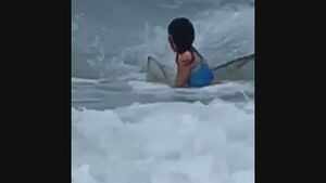 Vídeo revela momento em que menina de 6 anos fica cara a cara com tubarão na praia; 'Minha alma deixou meu corpo'