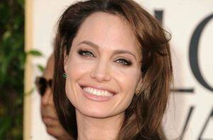 Angelina Jolie reaparece con el look más sencillo y elegante para ir de compras con su hija