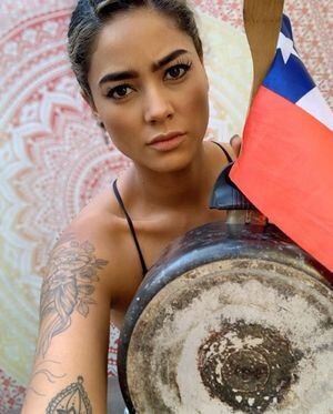 "¡Sin justicia no habrá paz!": Camila Recabarren comparte destapada postal junto a un sentido mensaje