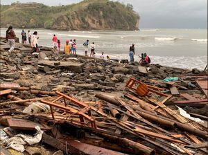 Alerta de fuerte oleaje en las costas ecuatorianas continuará todo el feriado