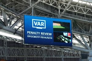 El VAR hizo historia al debutar en el Mundial de Rusia 2018 dándole un penal a Francia