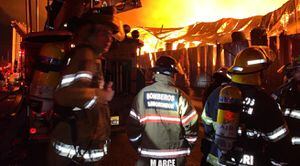 Samborondón envío un contingente de 50 bomberos a Durán por incendio de cartonera