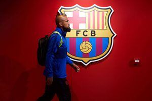 ¿Cambiará Barcelona por París? Diario inglés asegura que DT del PSG contactó a Arturo Vidal para ficharlo