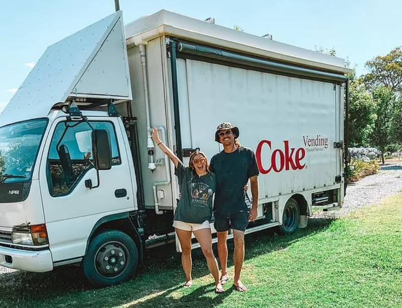 Pareja convierte camión de Coca-Cola en casa y ahora viajan y viven en ella | Foto: Colas_truckingadventures / Instagram