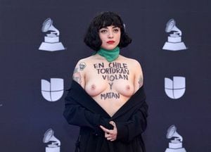 Potente protesta por Chile realizó Mon Laferte en alfombra roja de Premios Grammy