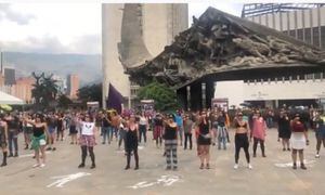 Videos: el performance de grupos feministas "Un violador en tu camino" en Colombia