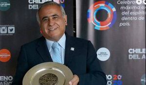 Doctor Ugarte fue premiado como "chileno del año" y "héroe nacional del año"