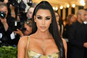 ¿A quién le luce mejor? 16 años después, Kim Kardashian imita un estilo de Paris Hilton