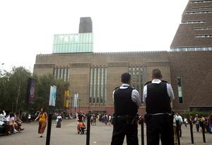 La madre vio horrorizada la situación: joven arroja a niño de seis años desde el décimo piso del Tate Modern de Londres