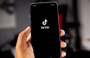 Desde cortarse hasta comer cáscaras de huevo: Los retos más mortales de TikTok