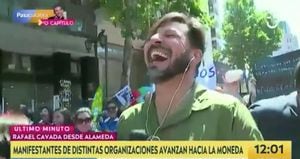 "Tú no me interesai'": Rafael Cavada se enfrentó a manifestante en Plaza Italia y le bajó el perfil al perdigón que recibió en protesta