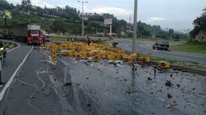 Quito: Derrame de cerveza tras accidente de tránsito en el sector de Lumbisí