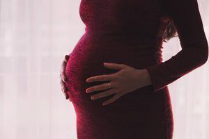 Si tu bebé patea mucho durante el embarazo es porque nacerá muy fuerte, revela estudio