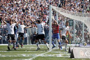 Colo Colo alargó su "eterna" paternidad ante la U en el Monumental y ganó con un gol de rebote el Superclásico