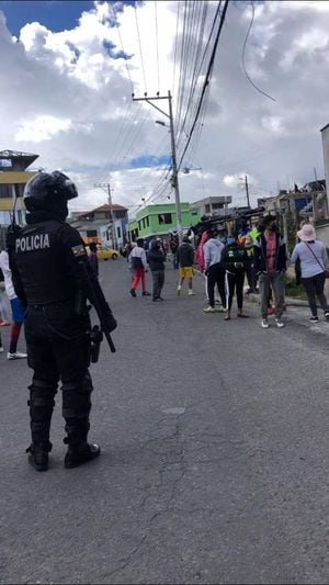 Quito: Enfrentamientos por desalojo de personas que no cumplían distanciamiento, ni usaban mascarilla en La Planada