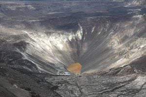 NASA revela imágenes del enorme lago de agua que apareció en cráter del volcán Kilauea en Hawaii