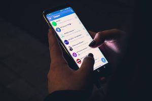 En Telegram puedes protegerte de las capturas de pantalla de los chats, algo que WhatsApp todavía no tiene