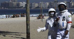 Com roupa de astronauta, idoso passeia pelas ruas do Rio de Janeiro