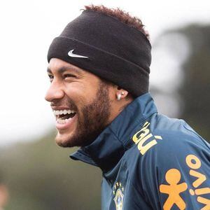 Cortado da Copa América, Neymar visita concentração da seleção e ganha apoio dos colegas