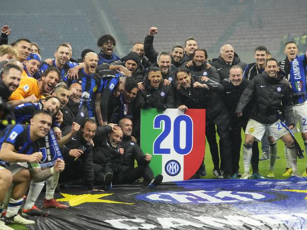 Inter de Milán logra el título 20 en la Serie A tras llevarse el derbi ante el AC Milan