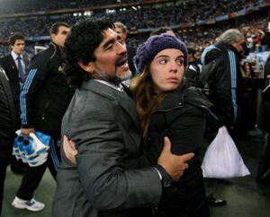 "Te voy a amar y defender toda mi vida": el primer posteo de Dalma Maradona tras la muerte de su padre