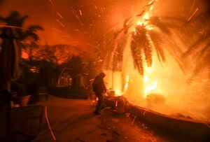 La catastrófica escena que dejan los incendios en California: 77 muertos, más de mil desaparecidos y riesgo de caos lodoso