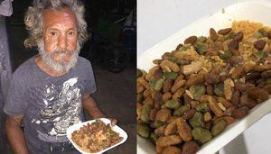 Anciano en situación de calle pide comida y le dan alimento para perros