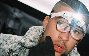 Bad Bunny ofrece $5,000 por una pintura a una joven desempleada