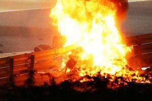 Auto de Romain Grosjean arde en llamas tras aparatoso accidente en Bahréin