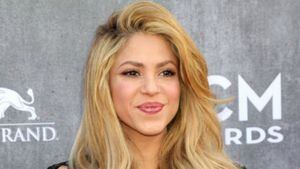Shakira es captada muy sonriente con un misterioso hombre en la playa