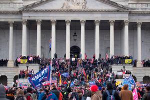 Muere la mujer que recibió un disparo durante las violentas protestas en el Capitolio