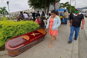 Guayaquil: Familiares reciben los cuerpos de víctimas de COVID-19 que estaban extraviados