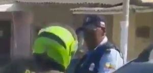 (Video) Policía que iba en contravía sacó su arma de dotación a un agente de tránsito que lo paró