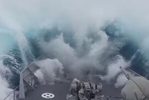 Navio é atingido por onda gigante durante patrulha; assista este registro impressionante