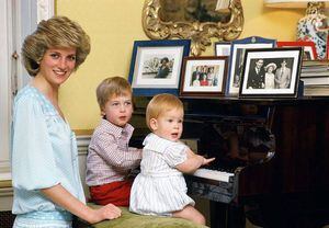 El príncipe William piensa que Diana hubiera sido una "abuela de pesadilla"