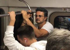 Ricardo Arjona viaja en metro y ¡nadie le reconoce!