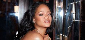 Rihanna cautiva con un corsé negro traslúcido combinado con un pantalón étnico y botines de gamuza