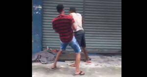 Vídeo mostra cenas estarrecedoras de jovens espancando morador de rua