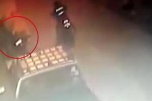 (VIDEO) En solo seis segundos delincuentes lograron robar motocicleta con esta modalidad de robo en Bogotá