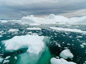 Como 266 millones de ballenas apiladas: ola de calor que asfixió a Europa se extiende a Groenlandia y en una semana podría derretir 40 gigatoneladas de hielo