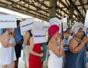 (Fotos) Usuarios de TransMilenio protestaron en chanclas y toallas por el tráfico de la ciudad