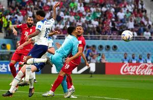 Impactante choque entre compañeros en el Mundial: el arquero de Irán sacó la peor parte