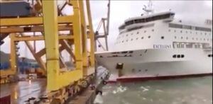 Con explosión incluida: el impactante momento en que un buque choca con una grúa en Barcelona