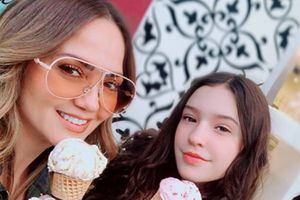 Hija de Andrea Legarreta presume su gran estilo con un look casual 'total black'