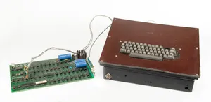 Apple-1 ensamblada por Steve Jobs y firmada por Wozniak se subastará por 300 veces su precio original