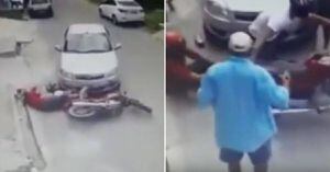 (VIDEO) Hombre intentó ayudar a motociclista accidentado y terminó quemándose