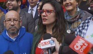 Camila Vallejo se enfrentó al "bus de la libertad" en el Congreso leyendo carta de niño gay