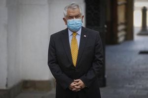 Ministro Paris admite que Chile está "ante un rebrote" de coronavirus y no descarta que la RM retroceda a cuarentena